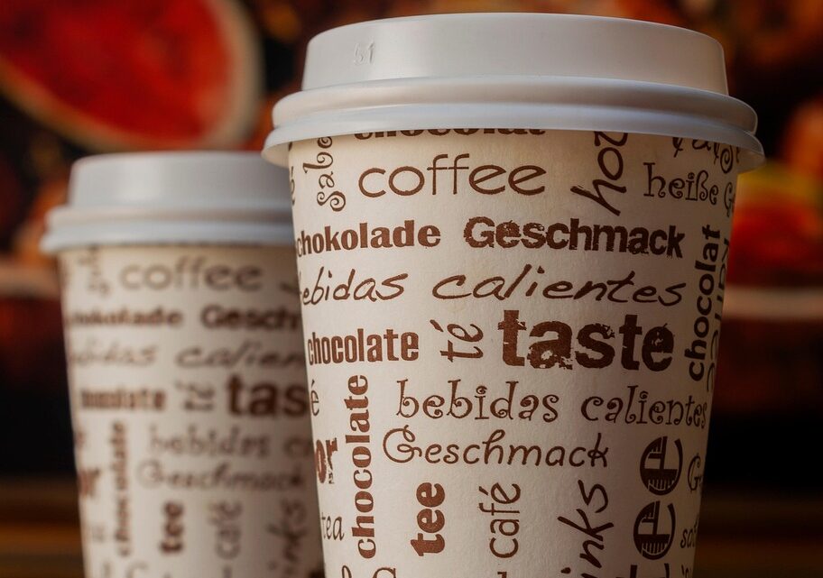 Sæt dit præg på serveringen: Derfor bør du vælge papkrus med eget logo