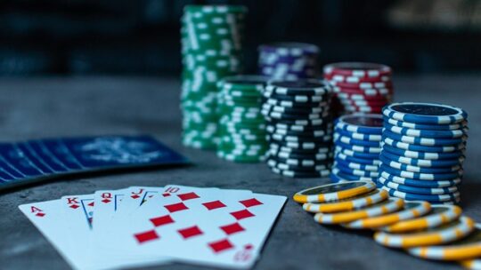 Lær at spille poker som en pro: Tips til begyndere og øvede